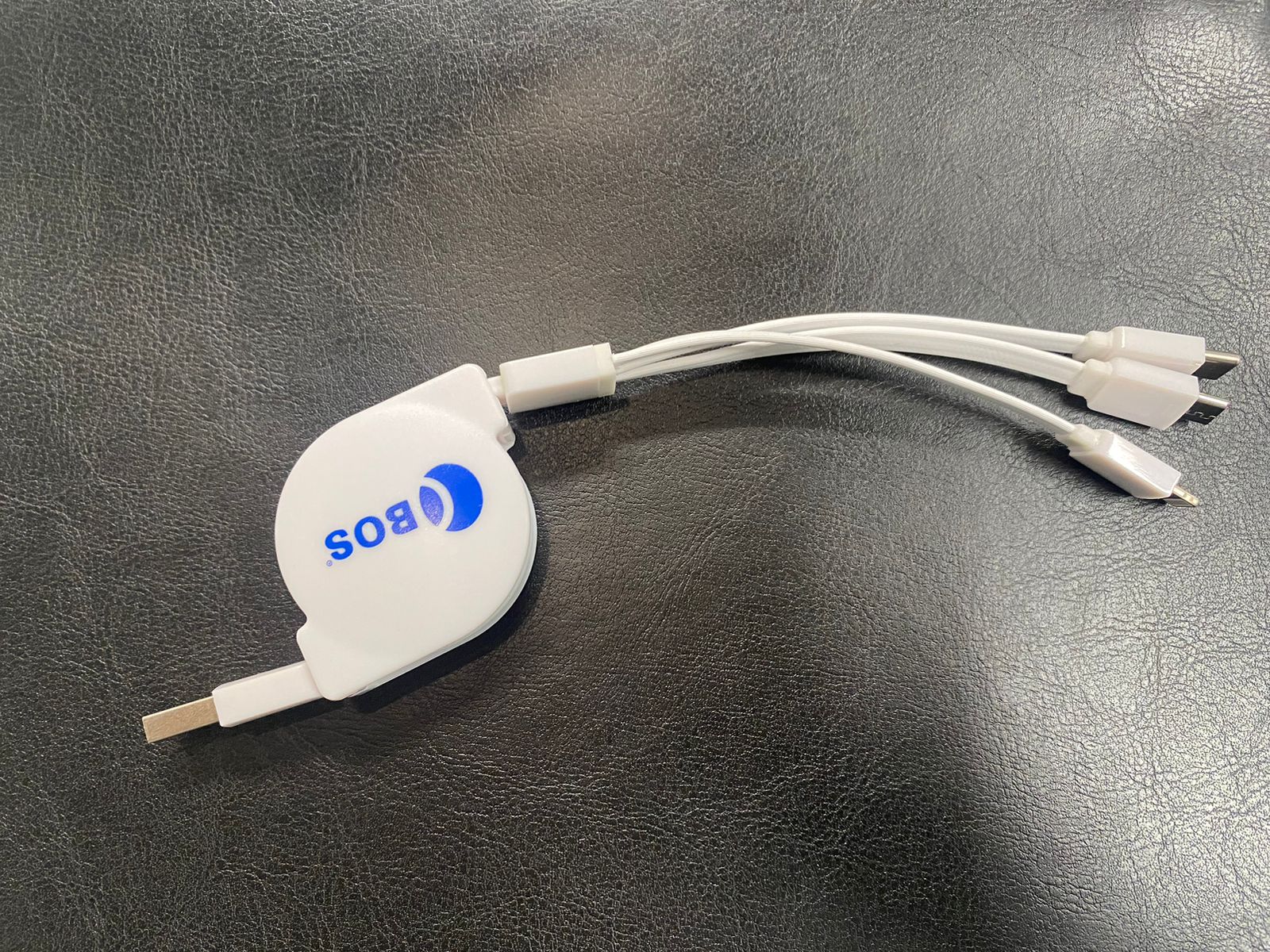 Cabo Retrátil 3 em 1Bos é a escolha perfeita para quem busca praticidade, compatibilidade e organização no dia a dia.